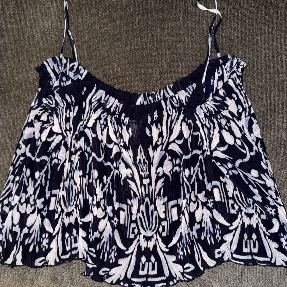 H&M Sheer Flowy Pattern Top - Picture 4 of 5